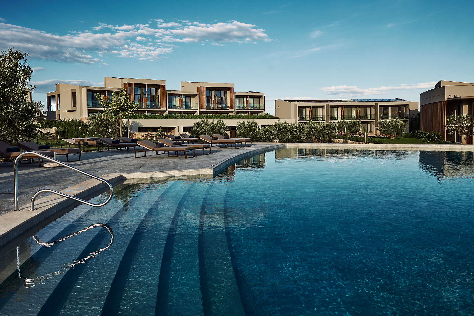 Zelia Resort Halkidiki Swimming Pool, sunbeds and the hotel in the background
