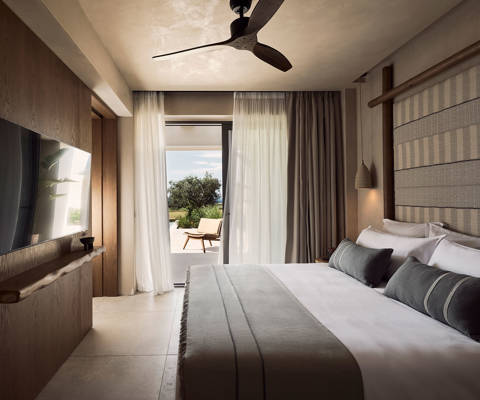 Zelia Resort Halkidiki Signature Suite Private Pool double bed, room decorations and amenities
